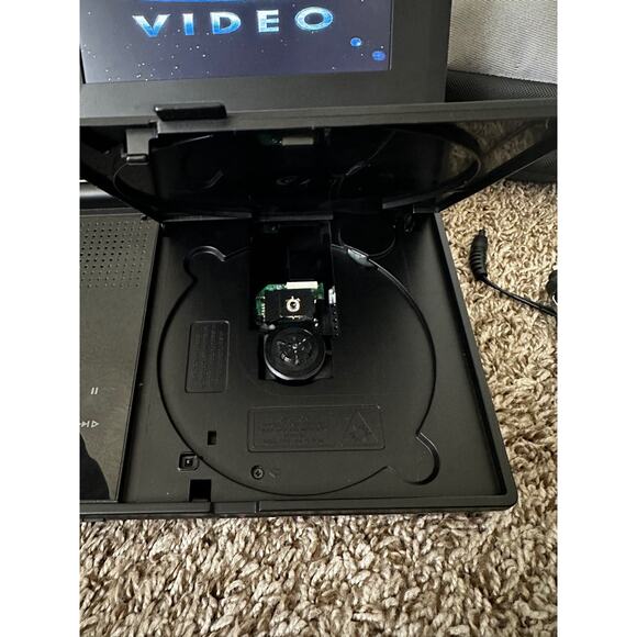 Audiovox Portable dvd player 6x8 inches black and carrying case - Picture 4 of 12